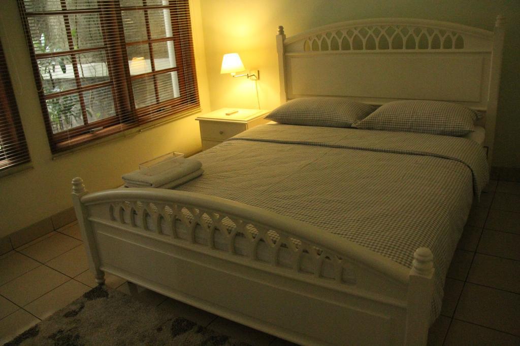Bed And Breakfast Tomang Джакарта Номер фото